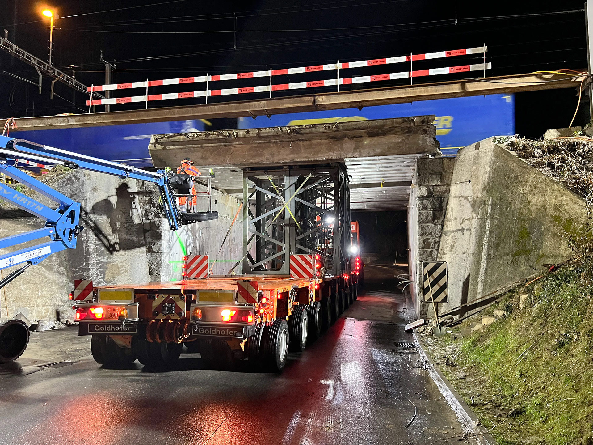 schwerlastmaschine-arocs-9-achs-schwerlastauflieger-bruecke-muriwebsite.jpg
