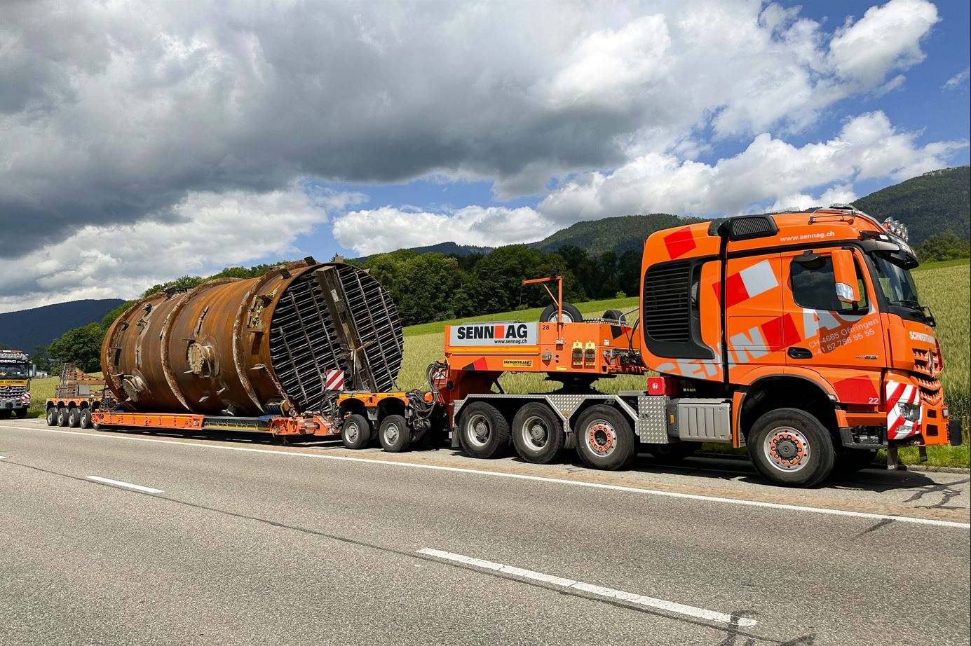senn-ag-mercedes-benz-arocs-slt-8x6-mit-2-und-4-schwerlastauflieger-im-massstab-150-von-wsi.jpg